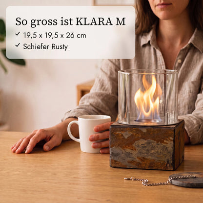 So gross ist KLARA M: 19,5 x 19,5 x 26 cm neben Kaffeetasse und Hand (KI-Inhalte)
