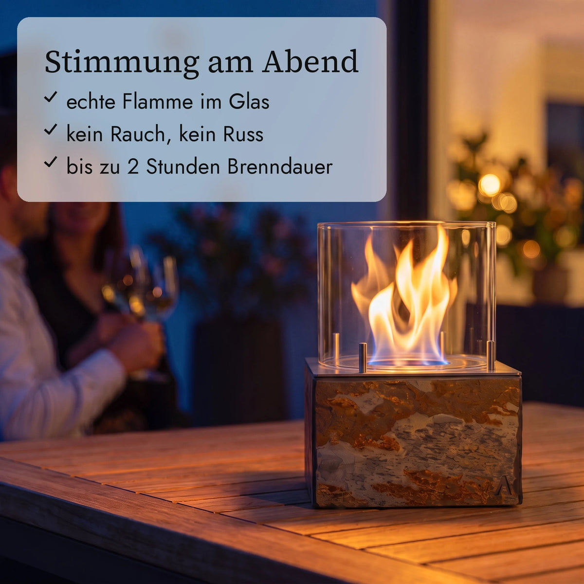 Tischfeuer KLARA M am Abend auf dem Balkon (KI-Inhalte)