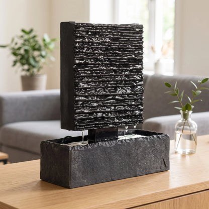 Kleine Wasserwand LIV S aus Naturschiefer auf einem Sideboard im Wohnzimmer