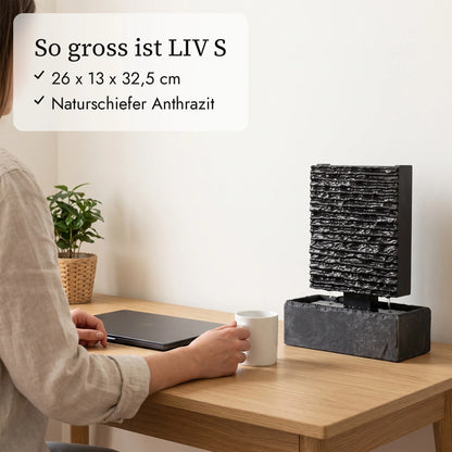So gross ist LIV S: kleine Wasserwand 32,5 cm neben Kaffeetasse und Hand (KI-Inhalte)