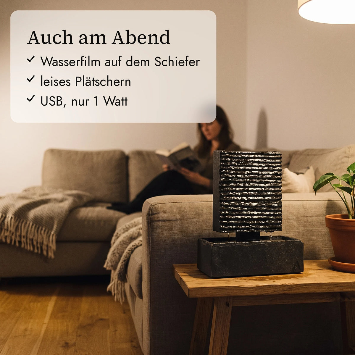 Kleine Wasserwand LIV S am Abend im Wohnzimmer (KI-Inhalte)
