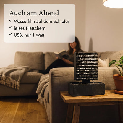 Kleine Wasserwand LIV S am Abend im Wohnzimmer (KI-Inhalte)