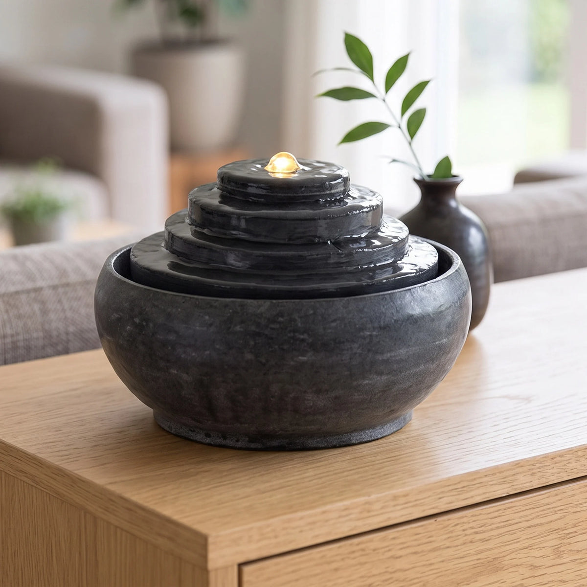 Zimmerbrunnen MODO auf einem Sideboard im Wohnzimmer