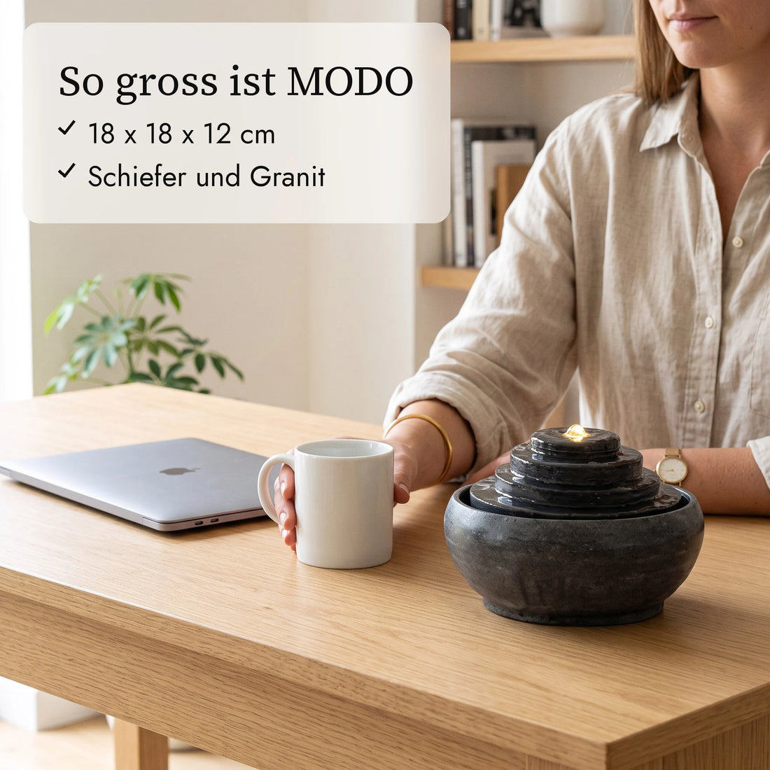So gross ist MODO: 18 x 18 x 12 cm neben Kaffeetasse und Hand (KI-Inhalte)