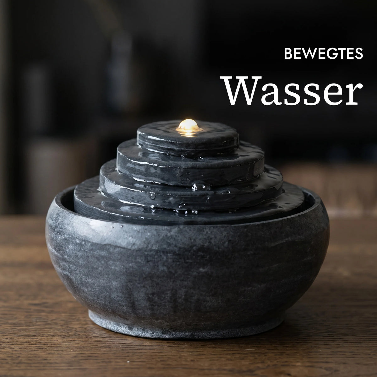 Bewegtes Wasser am Zimmerbrunnen MODO (KI-Inhalte)