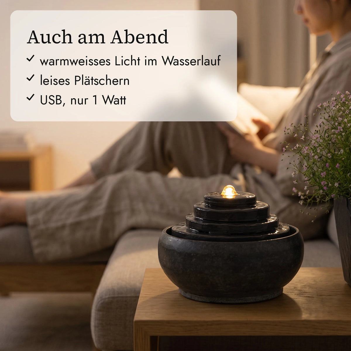 Zimmerbrunnen MODO am Abend im Wohnzimmer (KI-Inhalte)
