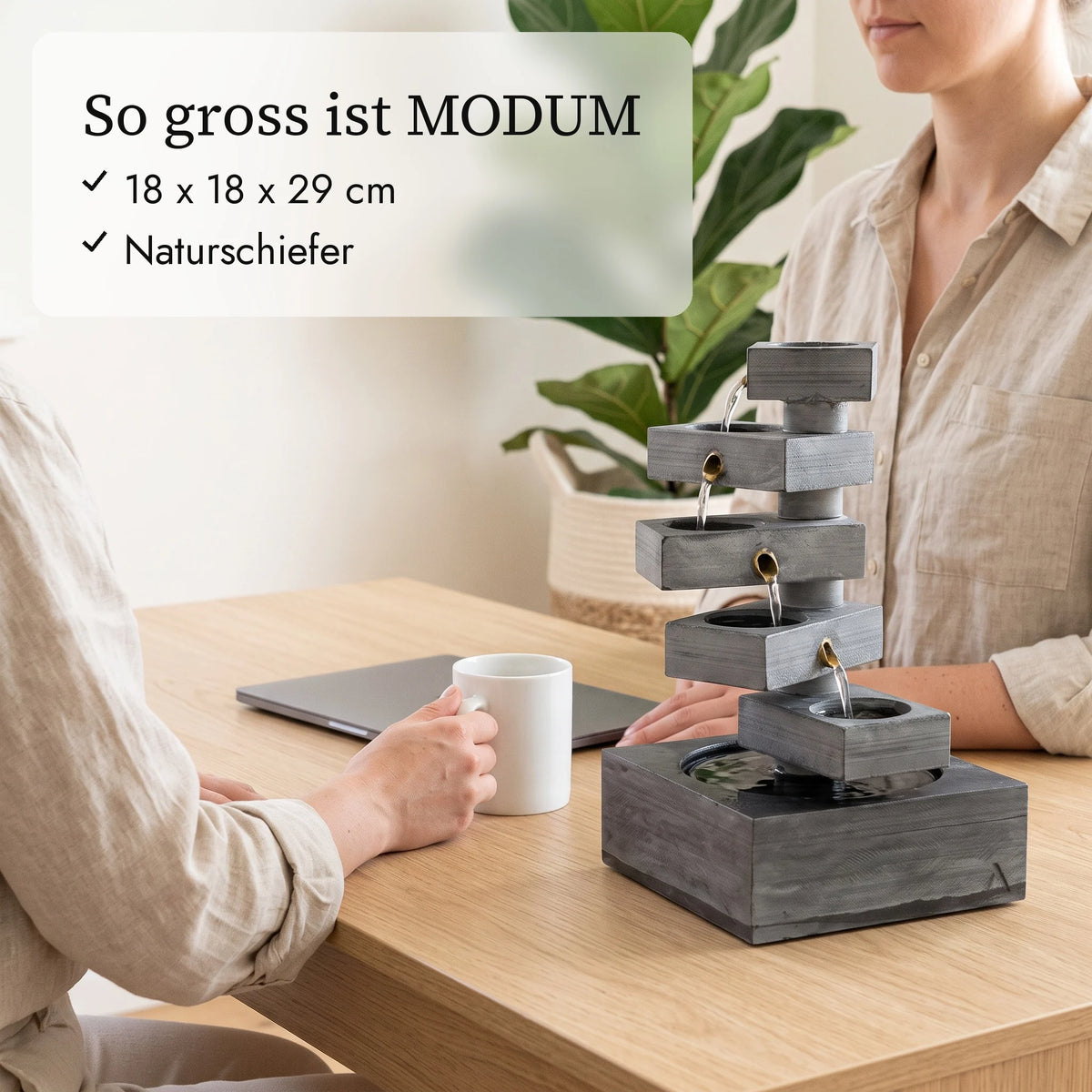 So gross ist MODUM: 18 x 18 x 29 cm neben Kaffeetasse und Hand (KI-Inhalte)