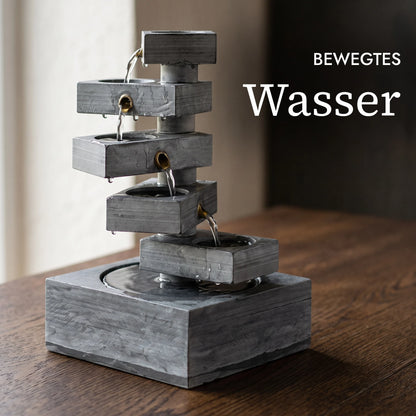 Bewegtes Wasser am Treppenbrunnen MODUM (KI-Inhalte)