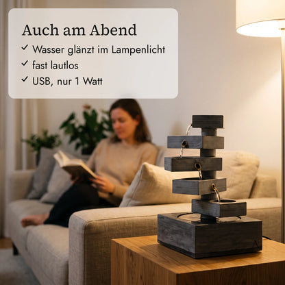 Treppenbrunnen MODUM am Abend im Wohnzimmer (KI-Inhalte)