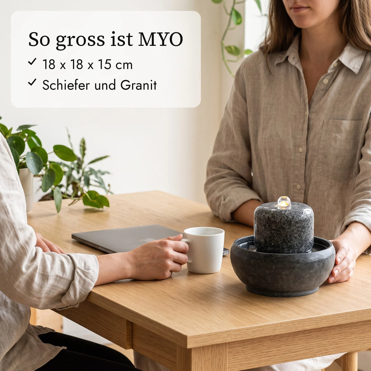 So gross ist MYO: 18 x 18 x 15 cm neben Kaffeetasse und Hand (KI-Inhalte)