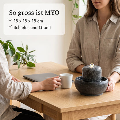 So gross ist MYO: 18 x 18 x 15 cm neben Kaffeetasse und Hand (KI-Inhalte)