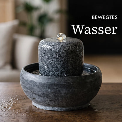 Bewegtes Wasser am Zimmerbrunnen MYO (KI-Inhalte)