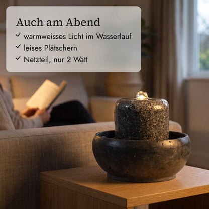 Zimmerbrunnen MYO am Abend im Wohnzimmer (KI-Inhalte)