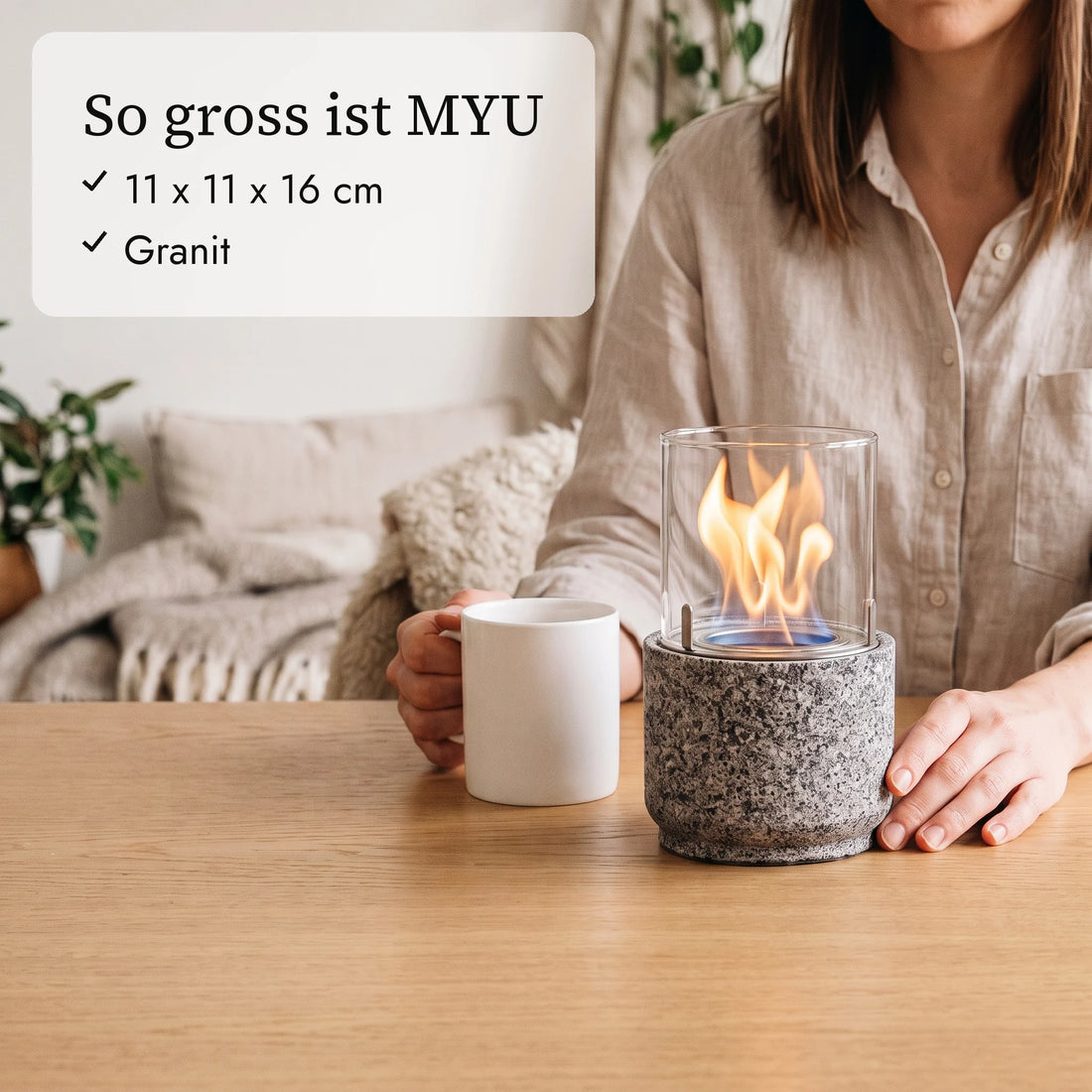 Zo groot is MYU: 11 x 11 x 16 cm naast koffiekopje en hand (AI-inhoud)