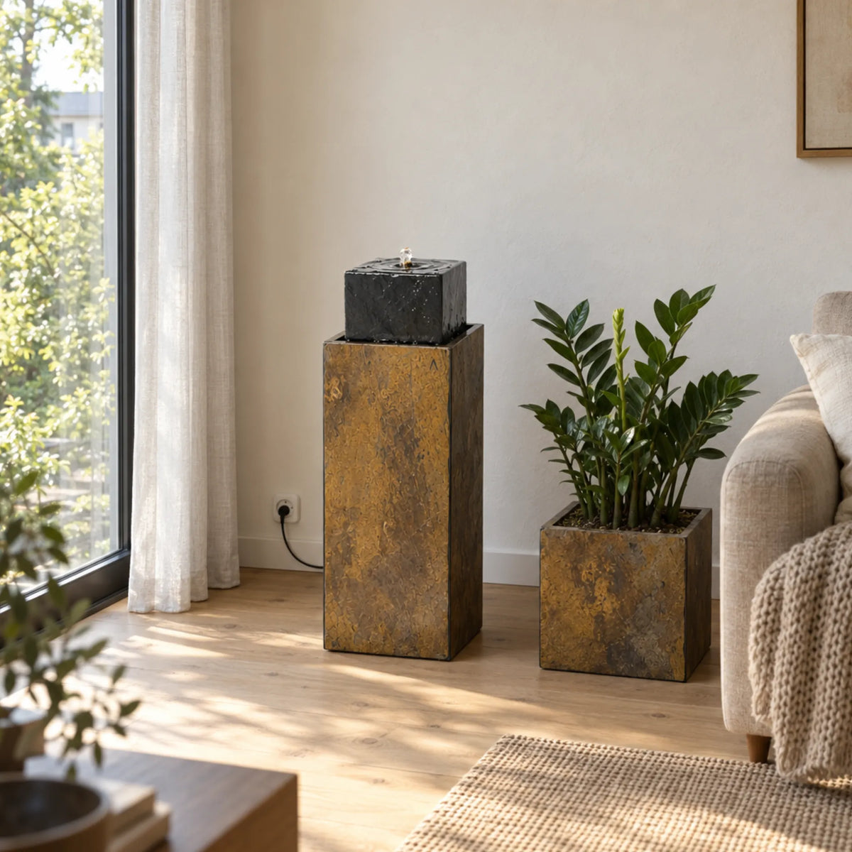 Säule Brunnen NEO Rusty – Gartenbrunnen aus Naturschiefer braun in einer Gartenszene - CLIMAQUA (KI-Inhalte)