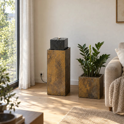 Säule Brunnen NEO Rusty – Gartenbrunnen aus Naturschiefer braun in einer Gartenszene - CLIMAQUA (KI-Inhalte)