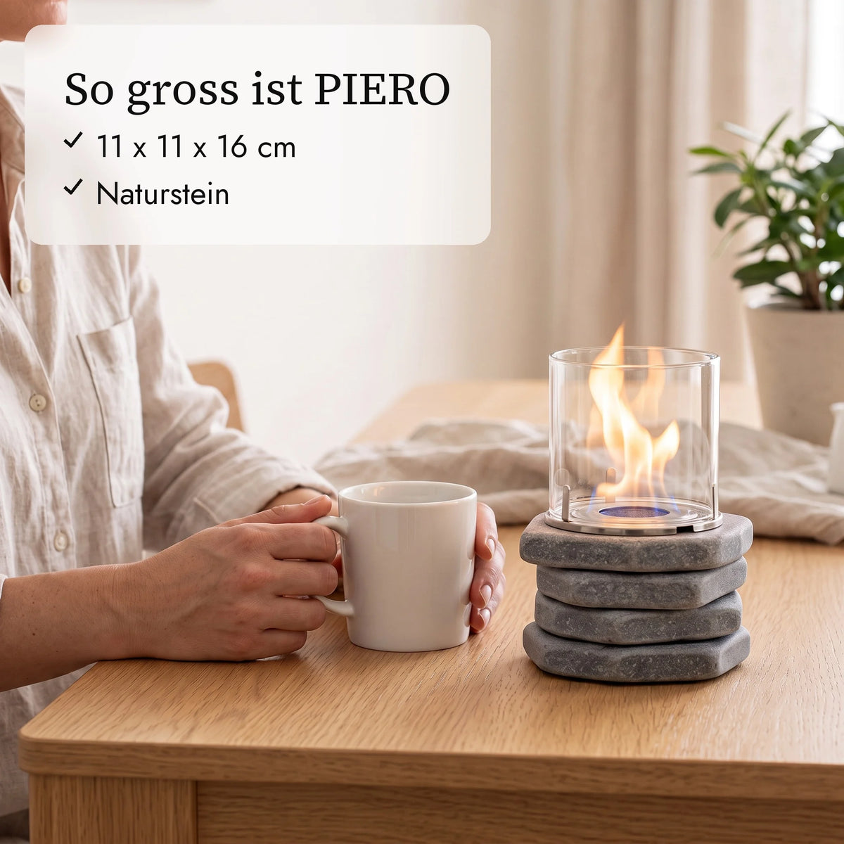 So gross ist PIERO: 11 x 11 x 16 cm neben Kaffeetasse und Hand (KI-Inhalte)