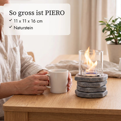So gross ist PIERO: 11 x 11 x 16 cm neben Kaffeetasse und Hand (KI-Inhalte)