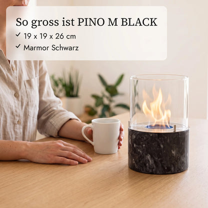 So gross ist PINO M BLACK: 19 x 19 x 26 cm neben Kaffeetasse und Hand (KI-Inhalte)
