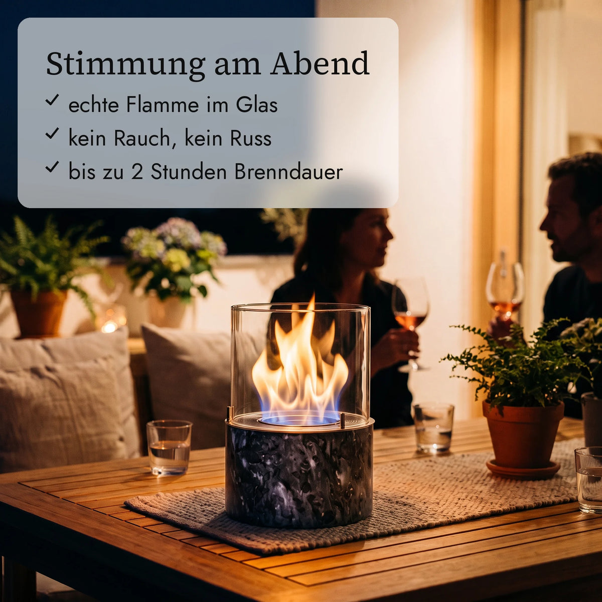 Tischfeuer PINO M BLACK am Abend auf dem Balkon (KI-Inhalte)