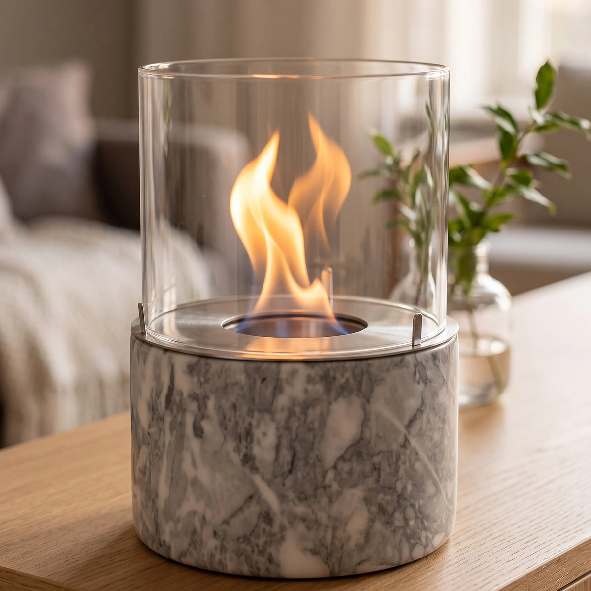 Tischfeuer PINO M auf einem Sideboard im Wohnzimmer