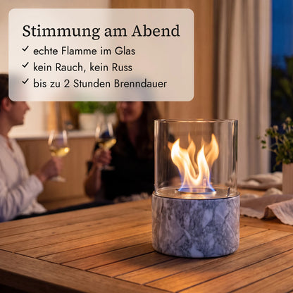 Tischfeuer PINO M am Abend auf dem Balkon (KI-Inhalte)