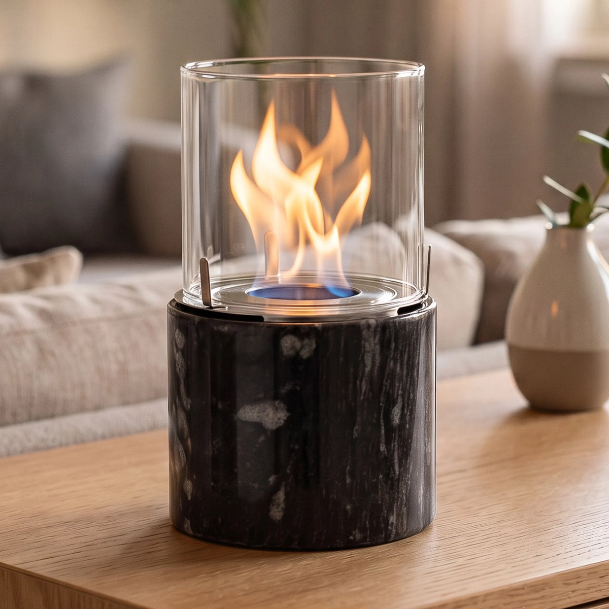 Tischfeuer PINO S BLACK auf einem Sideboard im Wohnzimmer