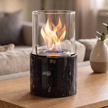 Tischfeuer PINO S BLACK auf einem Sideboard im Wohnzimmer