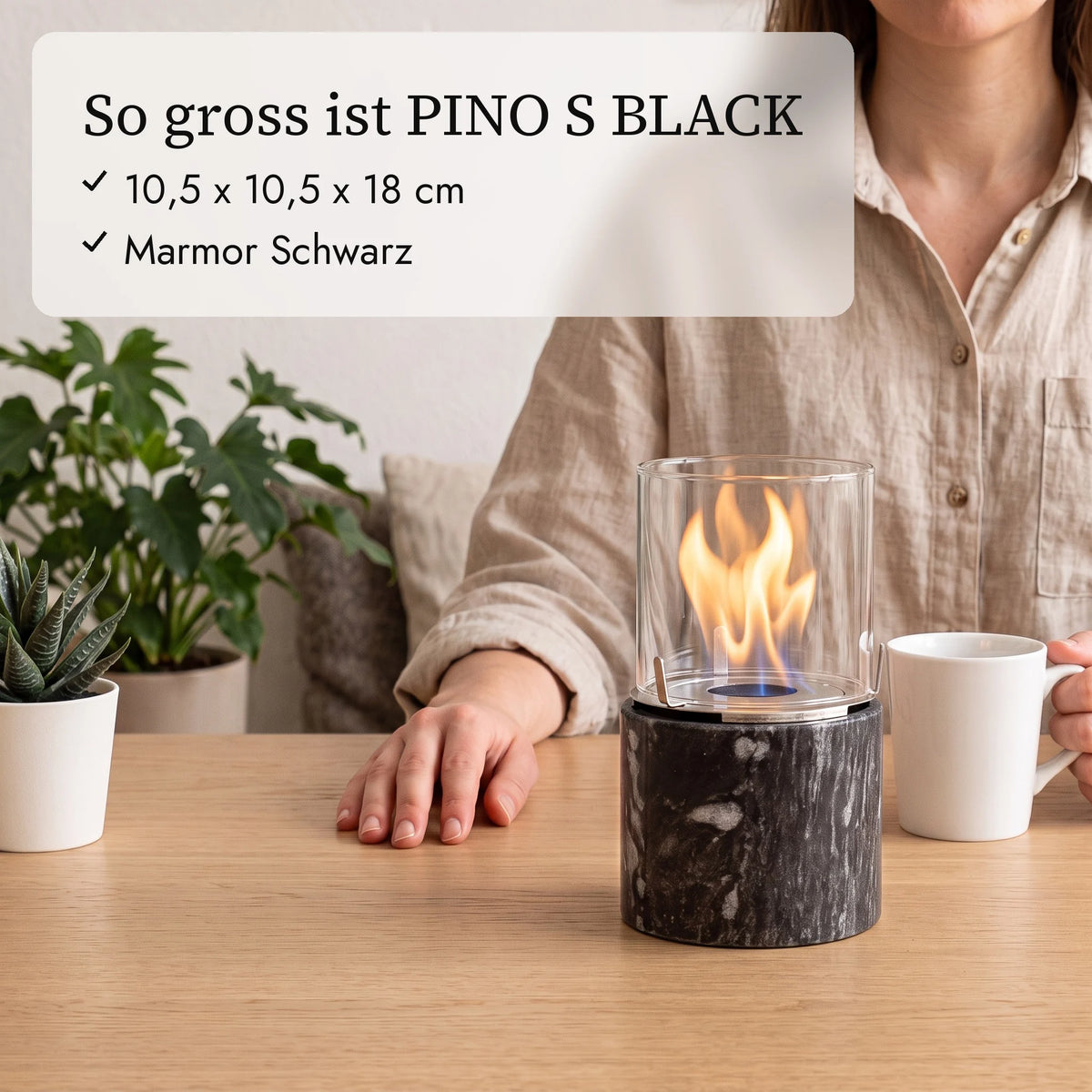 So gross ist PINO S BLACK: 10,5 x 10,5 x 18 cm neben Kaffeetasse und Hand (KI-Inhalte)
