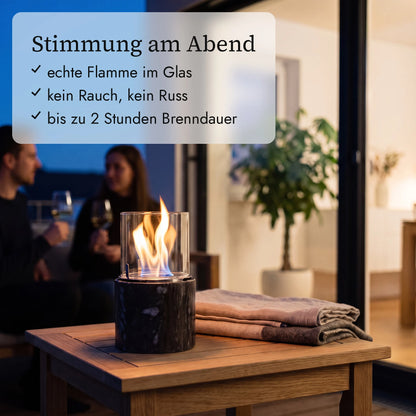Tischfeuer PINO S BLACK am Abend auf dem Balkon (KI-Inhalte)