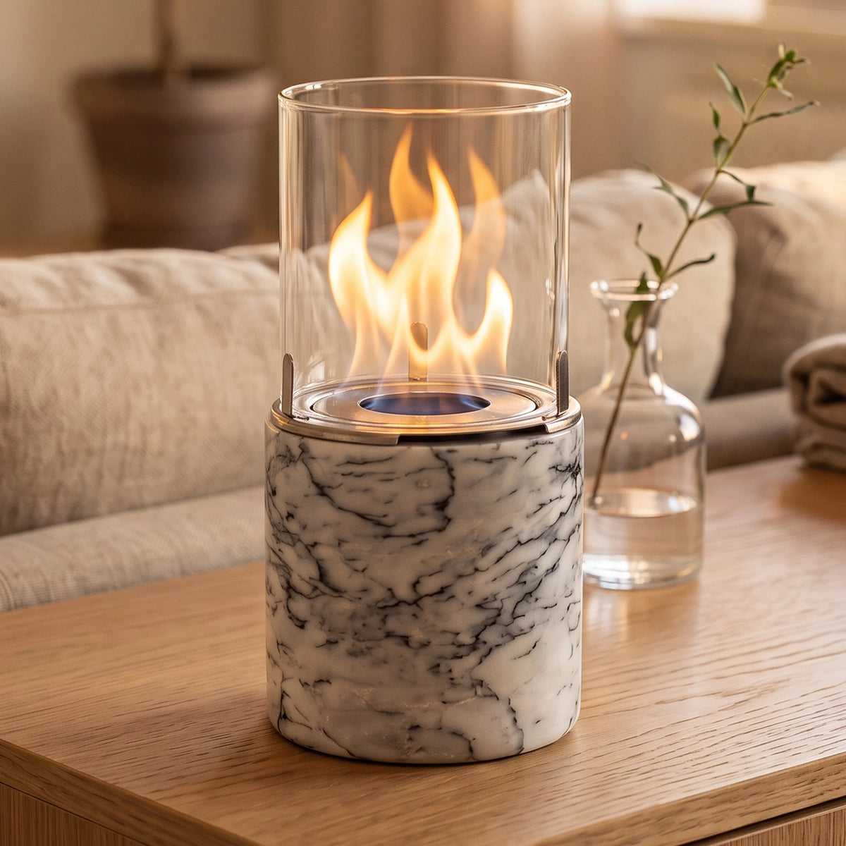 Tischfeuer PINO S auf einem Sideboard im Wohnzimmer