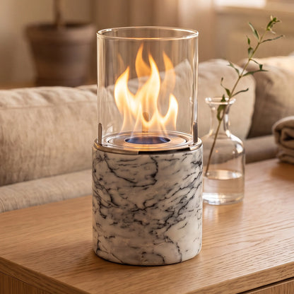 Tischfeuer PINO S auf einem Sideboard im Wohnzimmer