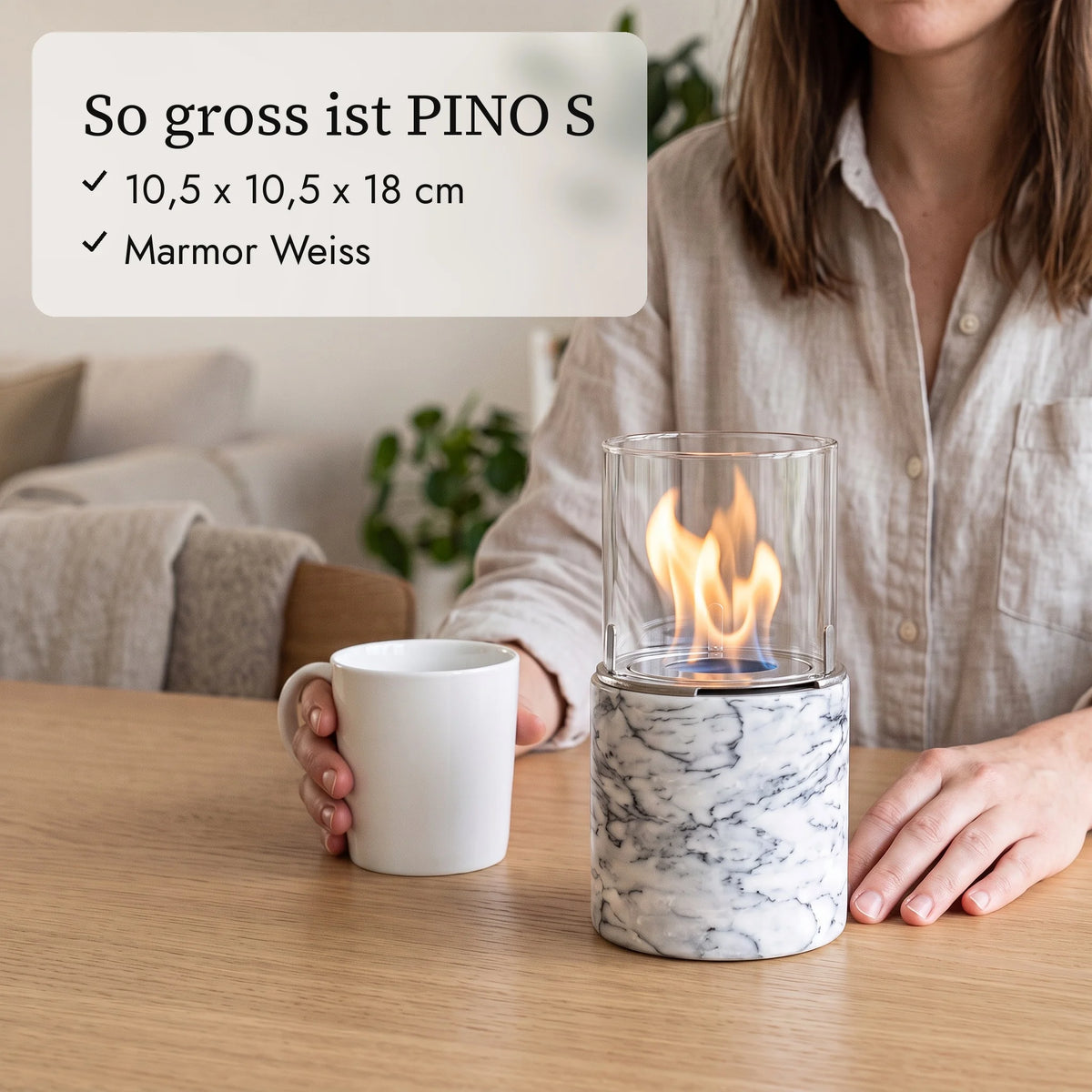 So gross ist PINO S: 10,5 x 10,5 x 18 cm neben Kaffeetasse und Hand (KI-Inhalte)