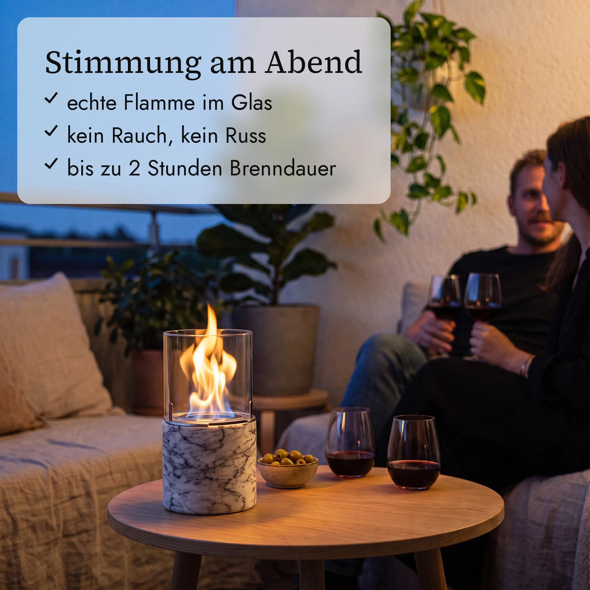 Tischfeuer PINO S am Abend auf dem Balkon (KI-Inhalte)