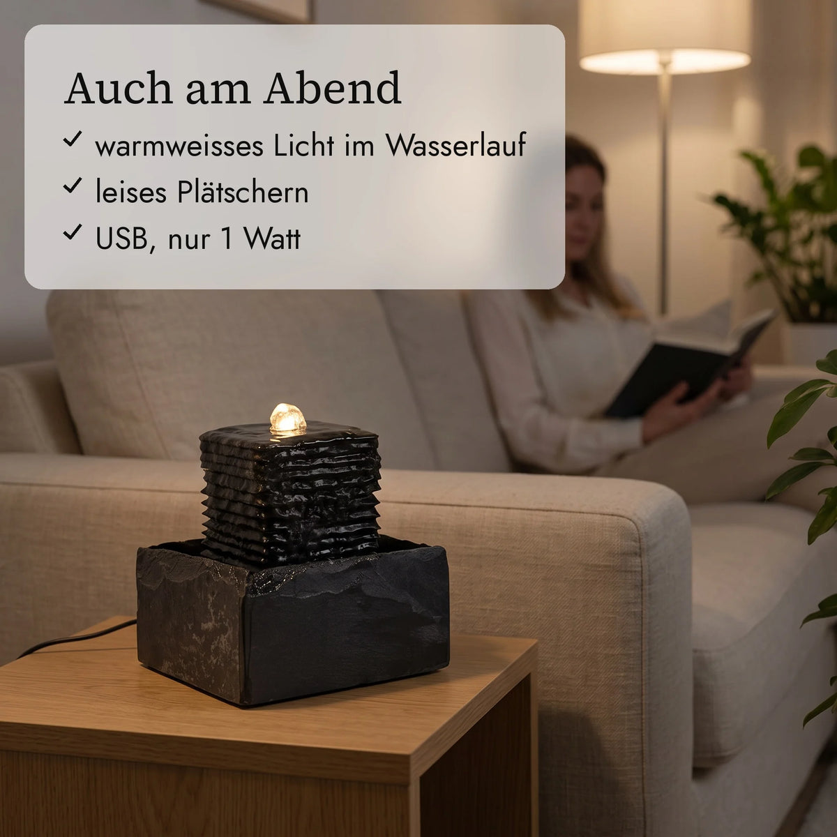Zimmerbrunnen SHANTI mit warmweissem Licht am Abend im Wohnzimmer (KI-Inhalte)