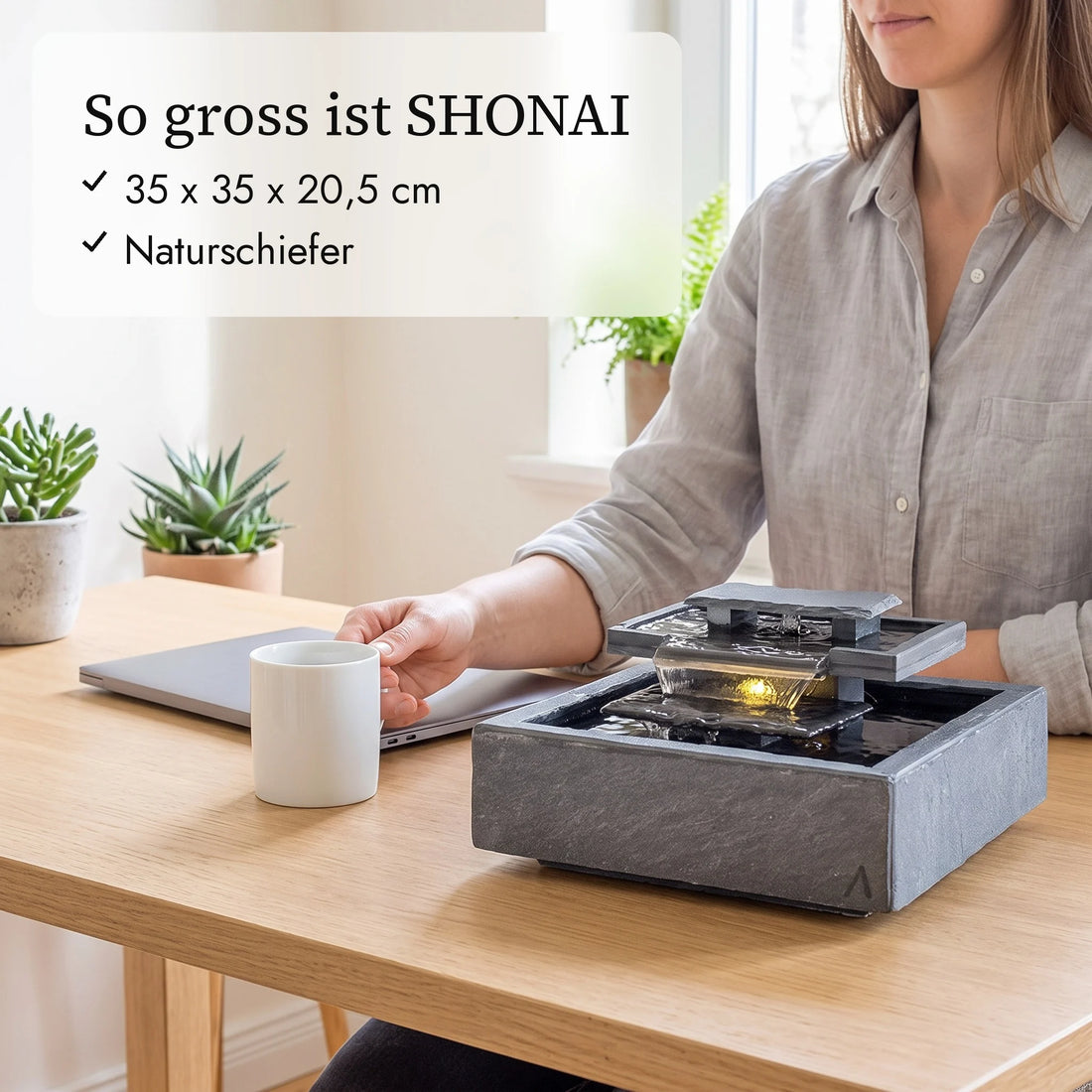 So gross ist SHONAI: 35 x 35 x 20,5 cm neben Kaffeetasse und Hand (KI-Inhalte)