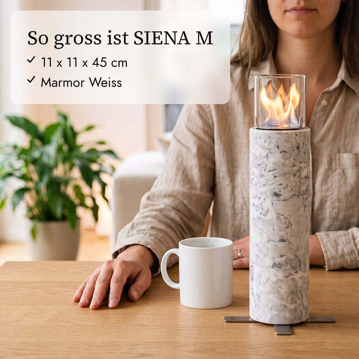 So gross ist SIENA M: 11 x 11 x 45 cm neben Kaffeetasse und Hand (KI-Inhalte)