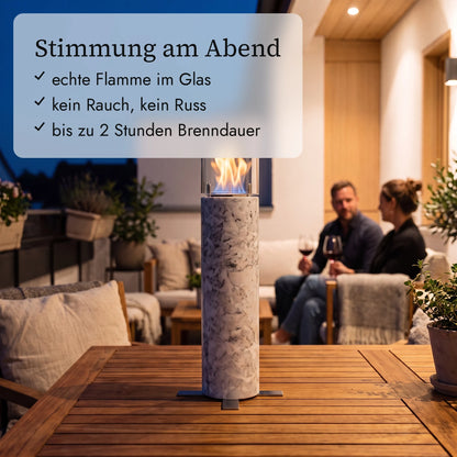 Tischfeuer SIENA M am Abend auf dem Balkon (KI-Inhalte)
