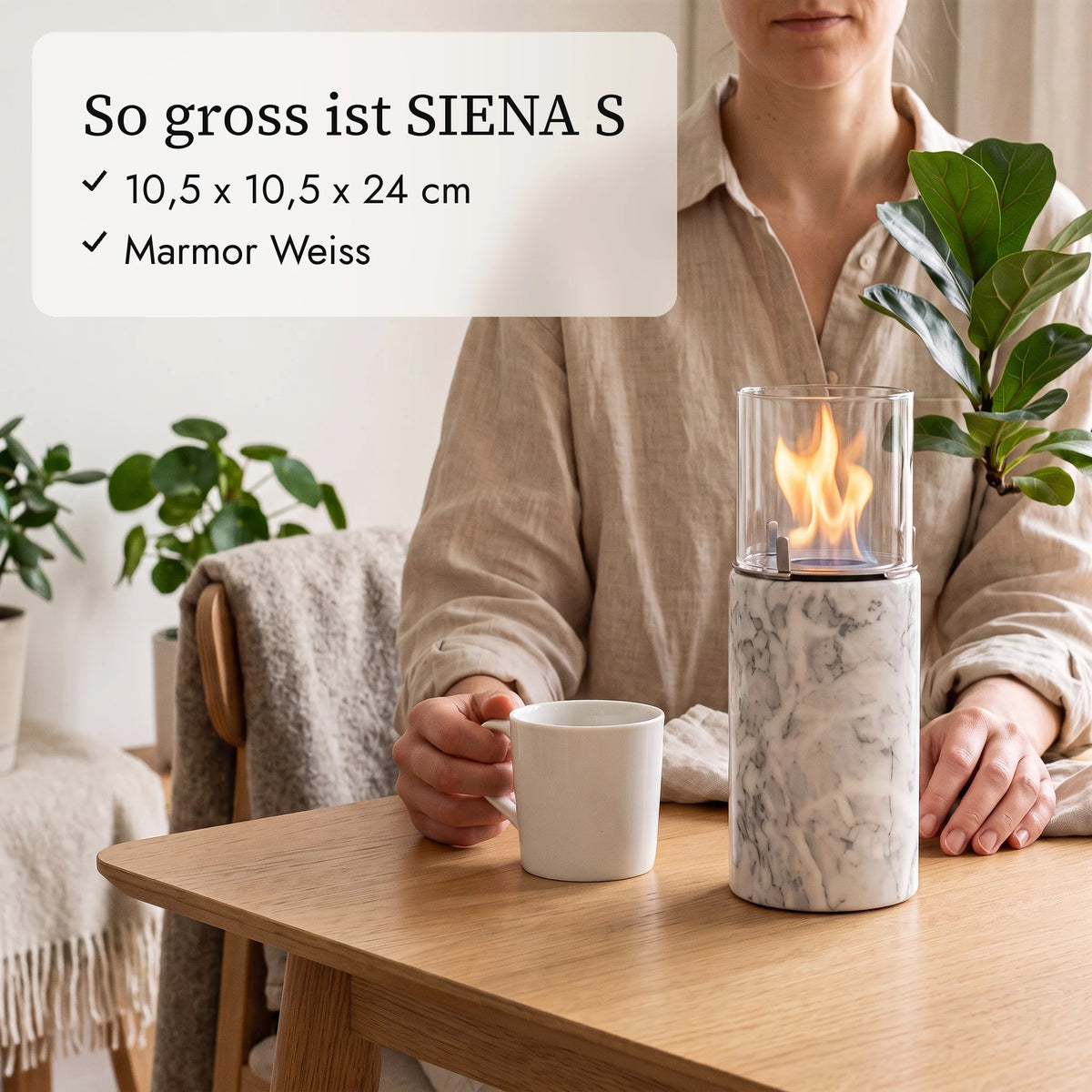 So gross ist SIENA S: 10,5 x 10,5 x 24 cm neben Kaffeetasse und Hand (KI-Inhalte)