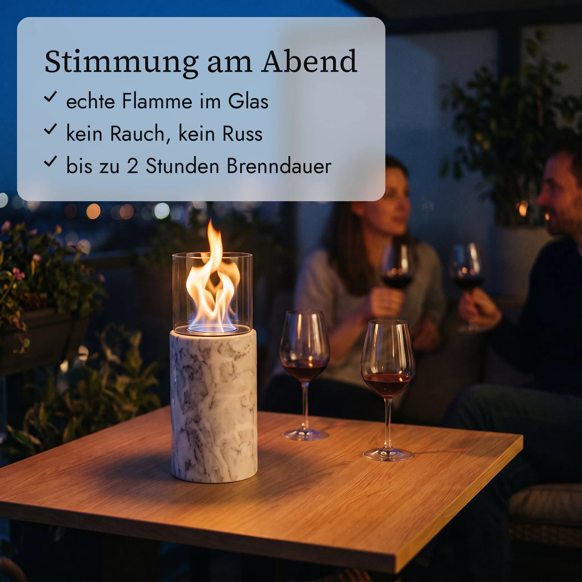 Tischfeuer SIENA S am Abend auf dem Balkon (KI-Inhalte)
