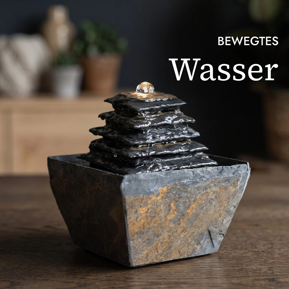 Bewegtes Wasser läuft über die Schieferstufen des Zimmerbrunnens SUMI (KI-Inhalte)