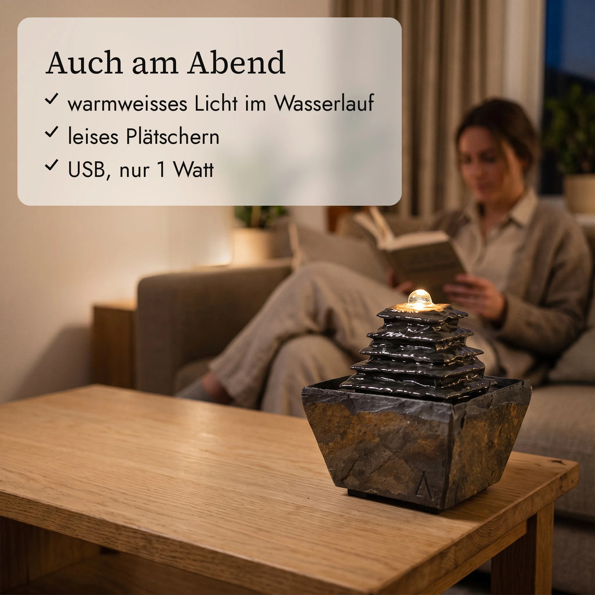 Zimmerbrunnen SUMI mit warmweissem Licht am Abend (KI-Inhalte)