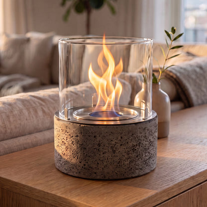 Tischfeuer TIAN M auf einem Sideboard im Wohnzimmer