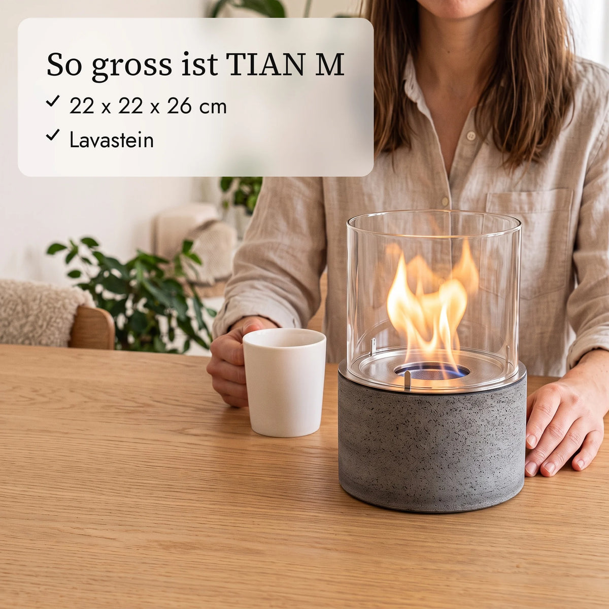 So gross ist TIAN M: 22 x 22 x 26 cm neben Kaffeetasse und Hand (KI-Inhalte)