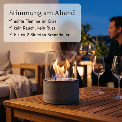 Tischfeuer TIAN M am Abend auf dem Balkon (KI-Inhalte)