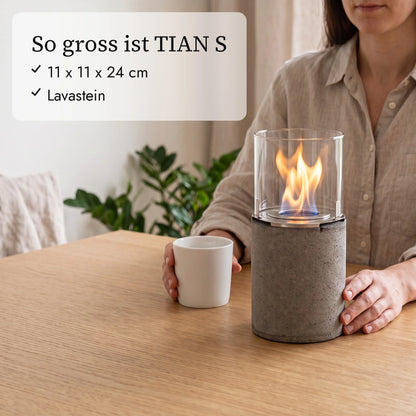 So gross ist TIAN S: 11 x 11 x 24 cm neben Kaffeetasse und Hand (KI-Inhalte)