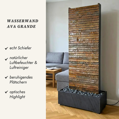 AVA GRANDE Wasserwand aus Schiefer Rusty im Wohnzimmer mit Übersicht der Vorteile: echt Schiefer, natürlicher Luftbefeuchter, beruhigendes Plätschern, optisches Highlight - CLIMAQUA (KI-Inhalte)
