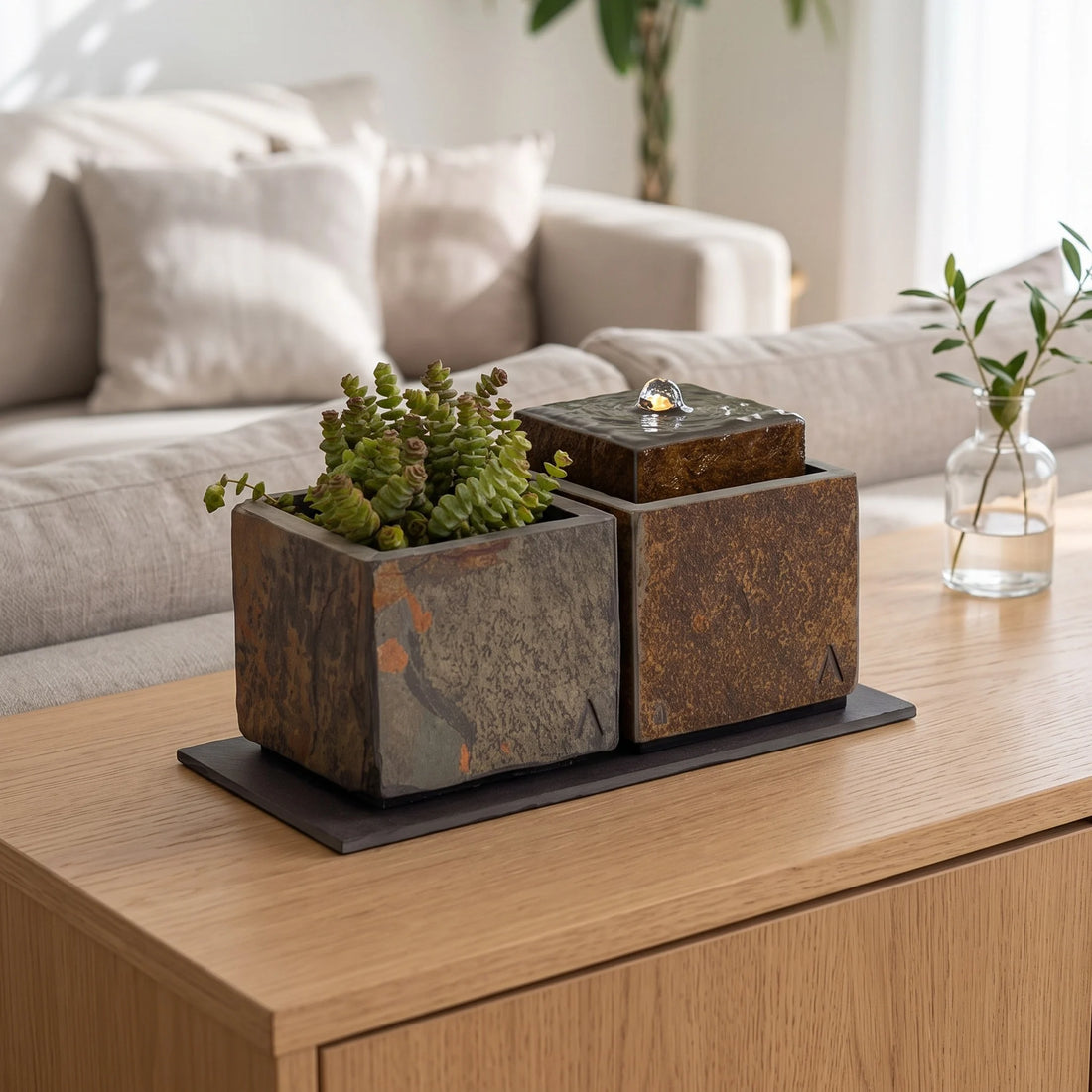 Brunnen Set VIDA 11 auf einem Sideboard im Wohnzimmer