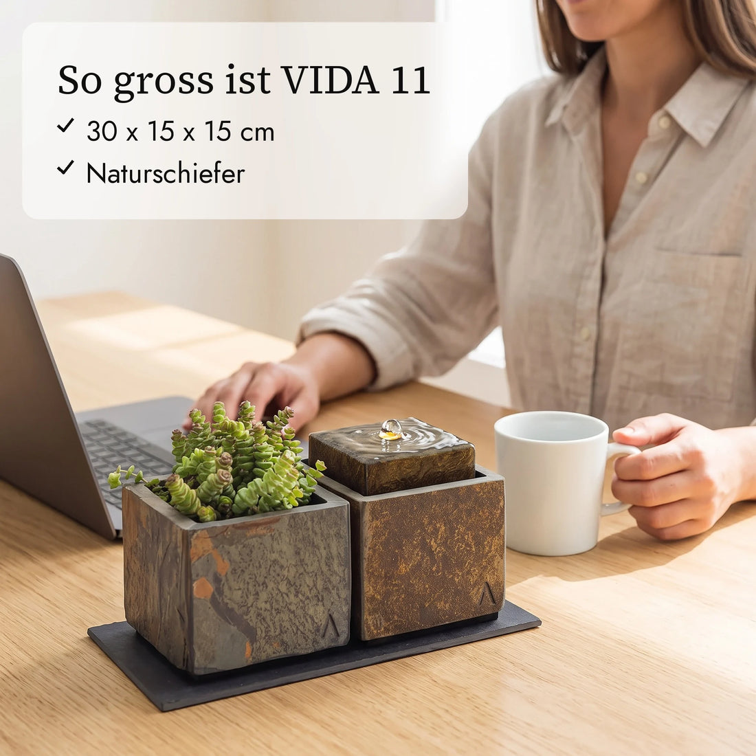So gross ist VIDA 11: 30 x 15 x 15 cm neben Kaffeetasse und Hand (KI-Inhalte)