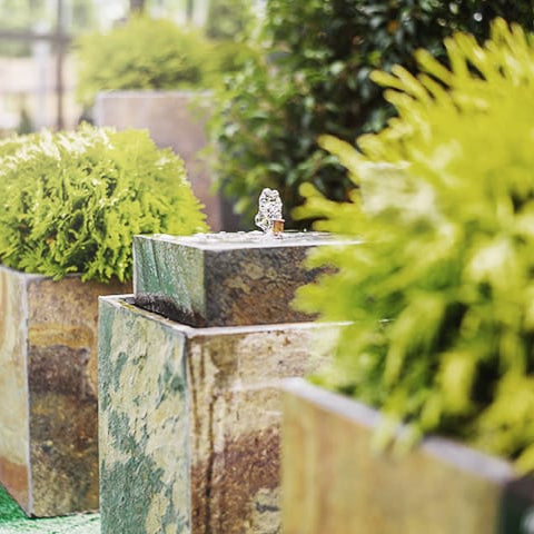 VIDA 40 Rusty – Springbrunnen edel eckig Naturschiefer Braun, Vogeltränke, stimmungsvolle LED, 38 x 38 x 48 cm, 36 kg - CLIMAQUA